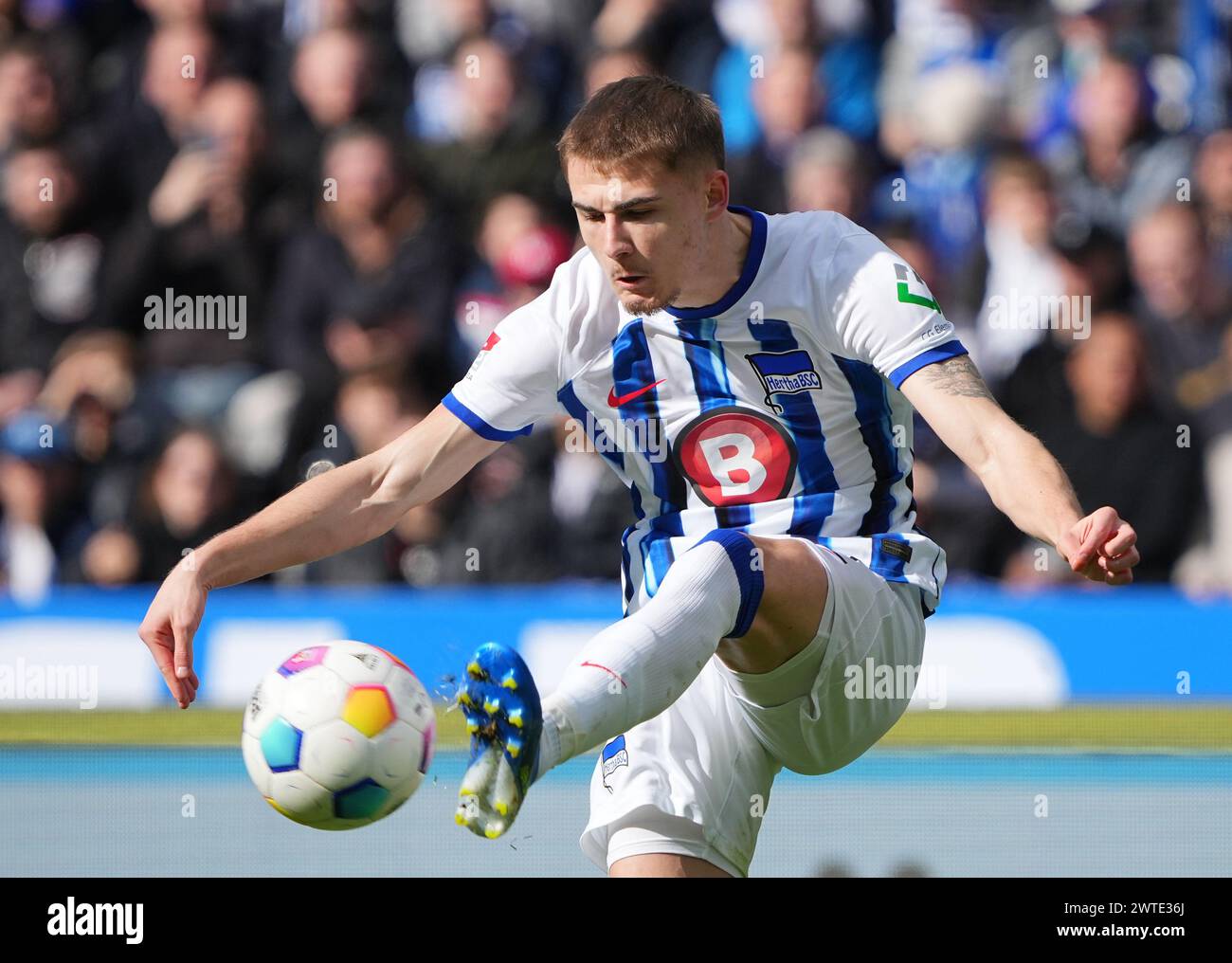 Berlino, Germania. 17 marzo 2024. Calcio: Bundesliga 2, Hertha BSC - FC Schalke 04, Matchday 26, Olympiastadion, Hertha's Marten Winkler sul pallone. Credito: Soeren Stache/dpa - NOTA IMPORTANTE: in conformità con i regolamenti della DFL German Football League e della DFB German Football Association, è vietato utilizzare o far utilizzare fotografie scattate nello stadio e/o della partita sotto forma di immagini sequenziali e/o serie di foto video./dpa/Alamy Live News Foto Stock