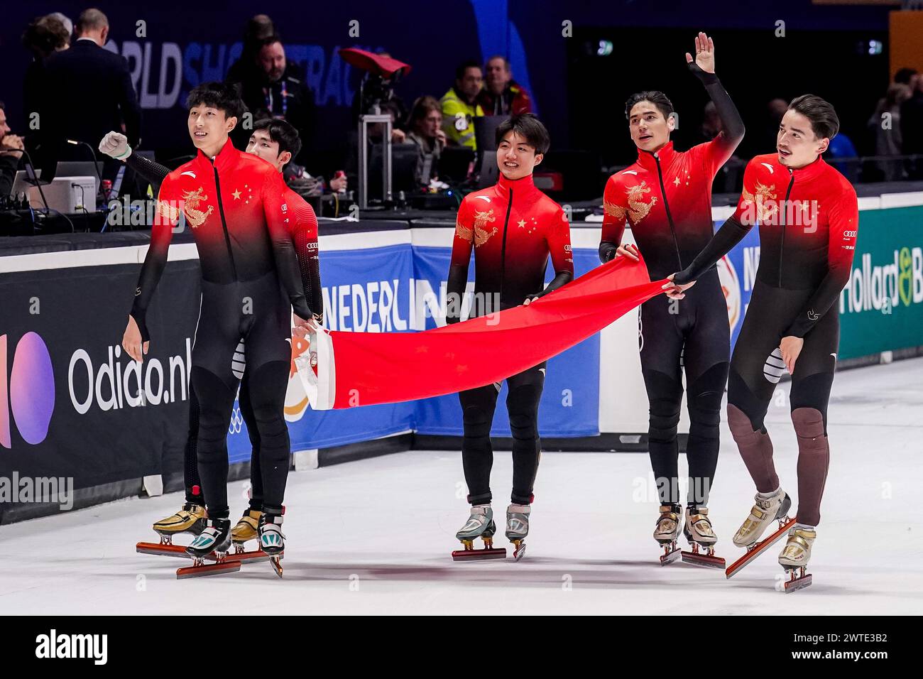 Rotterdam, Paesi Bassi. 17 marzo 2024. ROTTERDAM, PAESI BASSI - 17 MARZO: Xiaojun Lin della Cina, Shaoang Liu della Cina, Shaolin Liu della Cina, Long Sun of China celebra la medaglia d'oro e detiene la bandiera dopo aver gareggiato nella finale di staffetta maschile 5000 m durante il giorno 3 dei Campionati mondiali ISU di pattinaggio di velocità su pista corta 2024 ad Ahoy il 17 marzo 2024 a Rotterdam, Paesi Bassi. (Foto di Joris Verwijst/Agenzia BSR) credito: Agenzia BSR/Alamy Live News Foto Stock