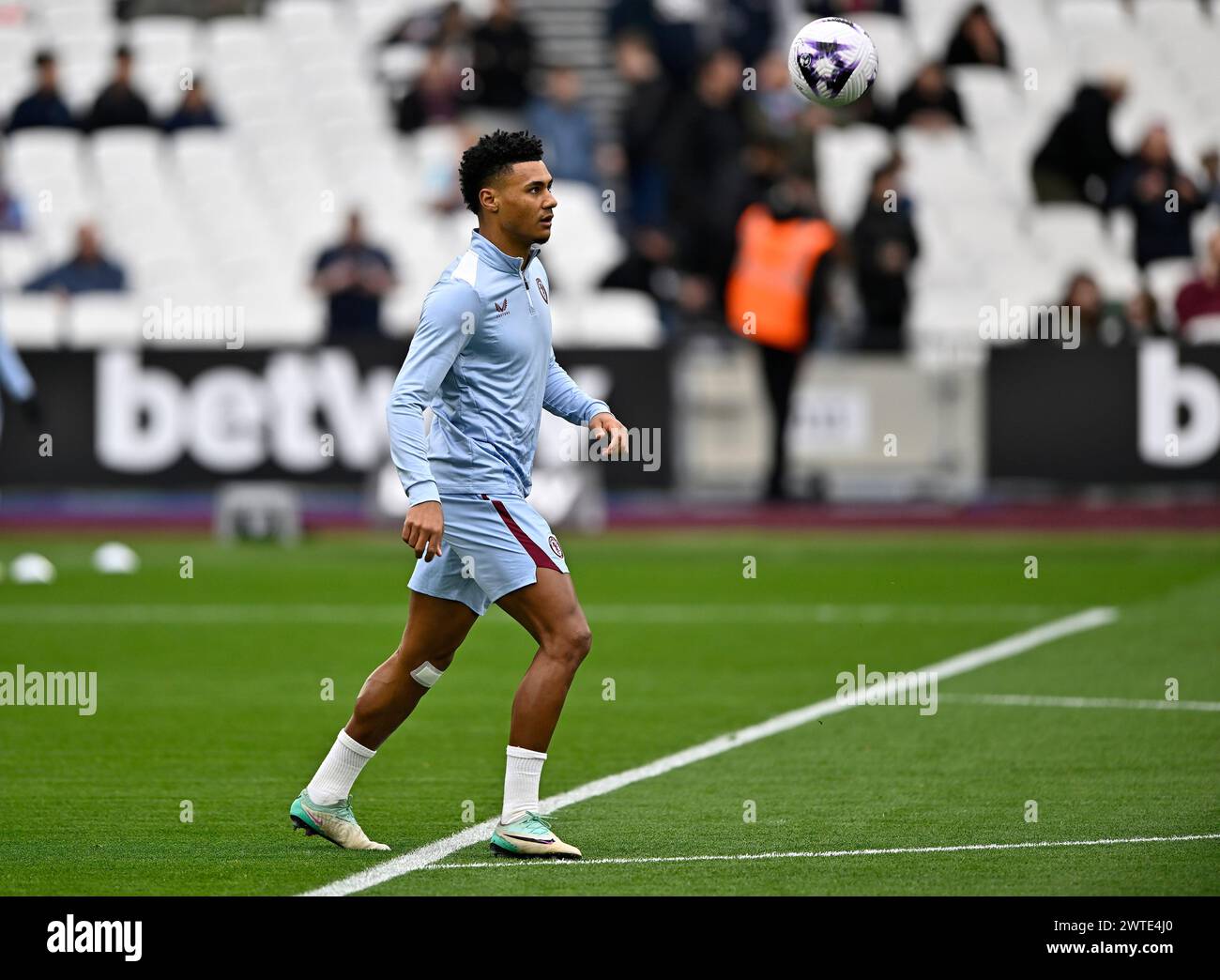 Londra, Regno Unito. 17 marzo 2024. Ollie Watkins (Aston Villa) nel riscaldamento durante la partita di Premier League tra West Ham e Aston Villa al London Stadium Stratford. Questa immagine è SOLO per USO EDITORIALE. Licenza richiesta da Football DataCo per qualsiasi altro utilizzo. Crediti: MARTIN DALTON/Alamy Live News Foto Stock