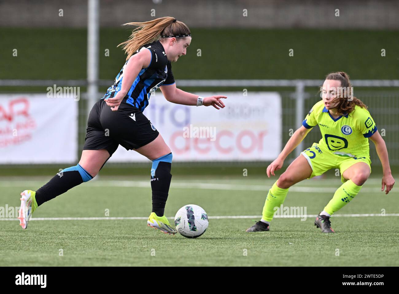 Davinia Vanmechelen (25) del Club YLA e Jasmien Mathys (12) di AA Gent nella foto durante una partita di calcio femminile tra il Club Brugge Dames YLA e AA Gent Ladies nella semifinale della stagione 2023 - 2024 dell'edizione belga della Coppa delle donne, domenica 16 marzo 2024 ad Aalter, BELGIO. FOTO SPORTPIX | David Catry Foto Stock