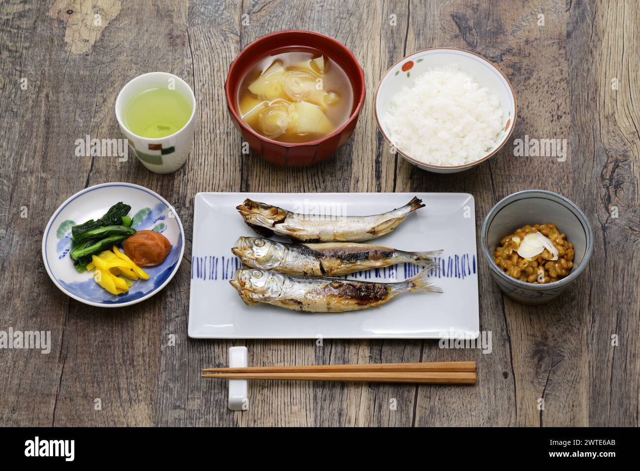 Tradizionale pasto giapponese a menu fisso; pesce alla griglia, riso, zuppa di miso, natto, e sottaceti. Foto Stock