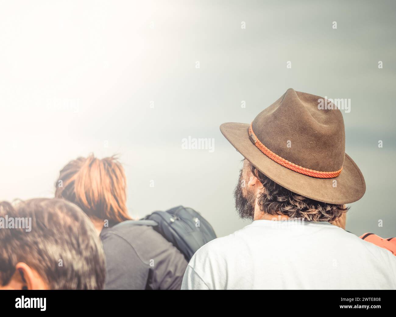 Immagine retrovisiva di un uomo che indossa un elegante cappello secondario. Foto Stock