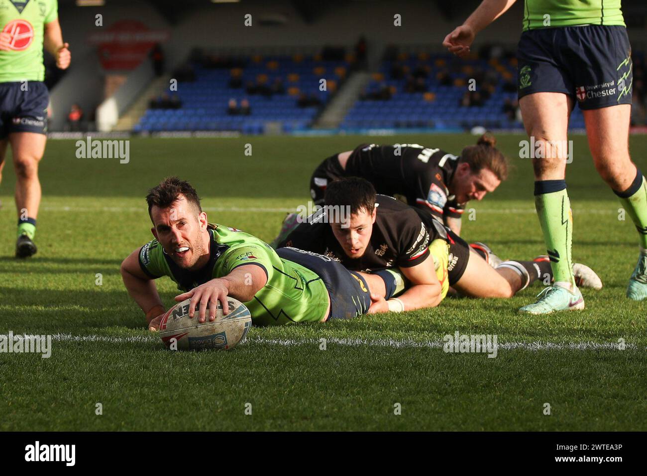 Londra, Regno Unito. 17 marzo 2024. Stefan Ratchford dei Warrington Wolves segna un tentativo di fare il punteggio di 4-56 durante la partita di Super League tra i London Broncos e i Warrington Wolves a Plough Lane, Londra, Inghilterra, il 17 marzo 2024. Foto di Ken Sparks. Solo per uso editoriale, licenza richiesta per uso commerciale. Non utilizzare in scommesse, giochi o pubblicazioni di singoli club/campionato/giocatori. Crediti: UK Sports Pics Ltd/Alamy Live News Foto Stock