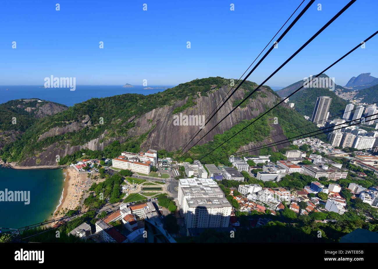 Funivia del Pan di zucchero con la spiaggia rossa e il quartiere di Urca sullo sfondo, Rio de Janeiro Foto Stock