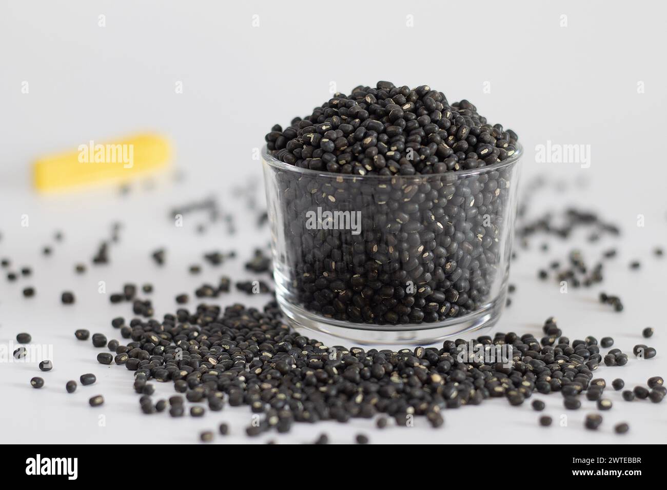 Ciotola di vetro piena di lenticchie nere o urad dal, nota anche come Black gram, Vigna mungo, urid o mungo. Sano, biologico, perfetto per il cibo Foto Stock