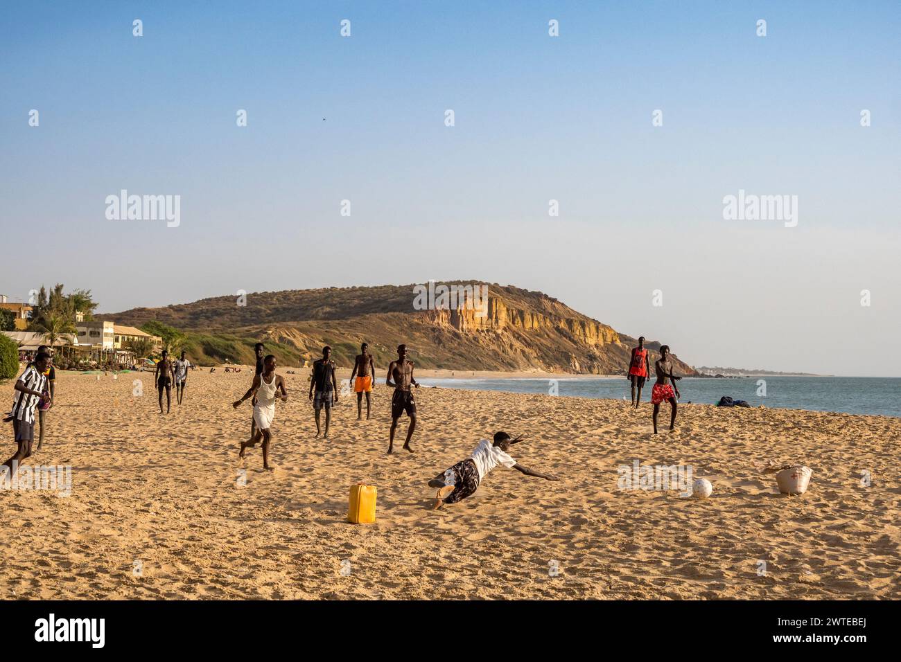 Africa, Senegal, spiaggia di Popenguine. Pratica di calcio al tramonto. Foto Stock