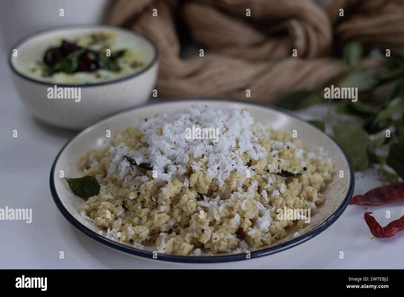 Proso Millet uppuma, noto anche come Pani Varagu Upma o Millet Uppittu o broomcorn Millet uppuma. Sana colazione dell'India meridionale, vegana, nutriente, p Foto Stock