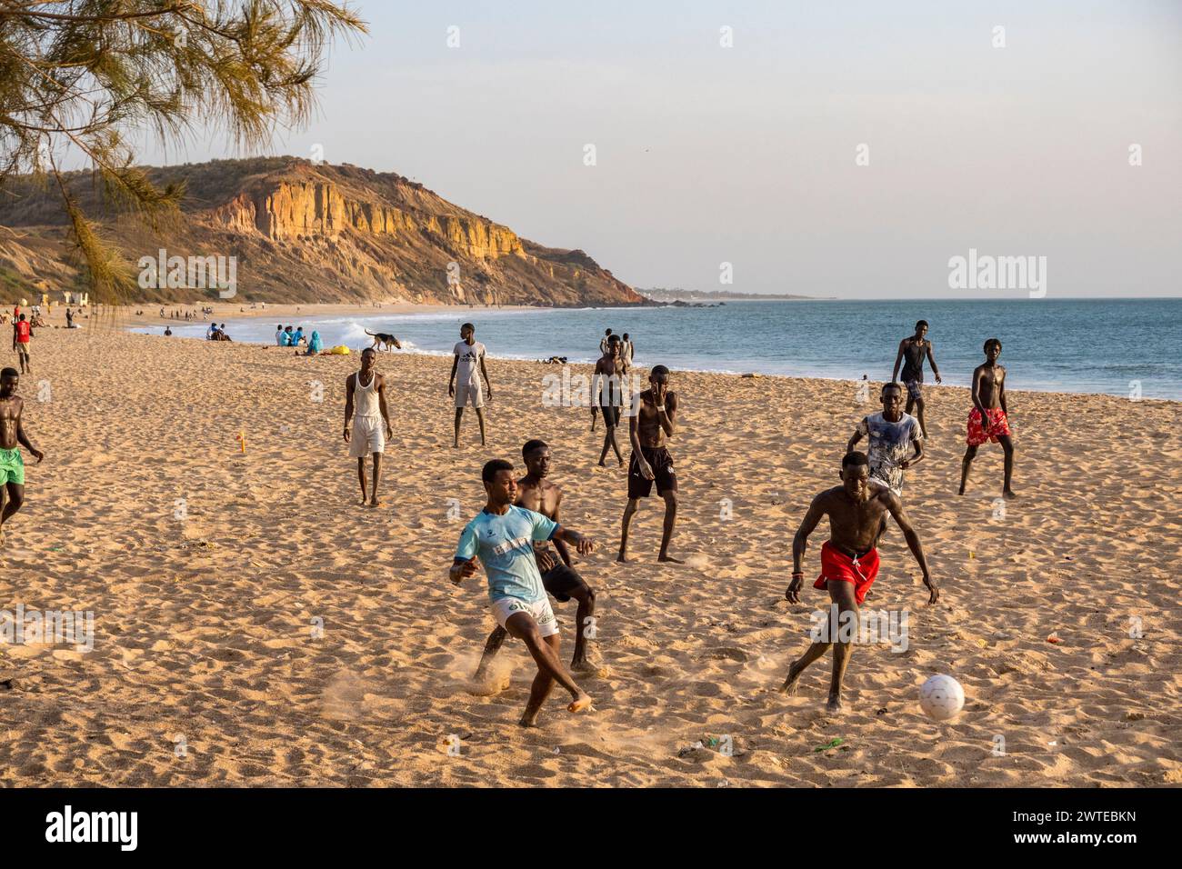 Africa, Senegal, spiaggia di Popenguine. Pratica di calcio al tramonto. Foto Stock
