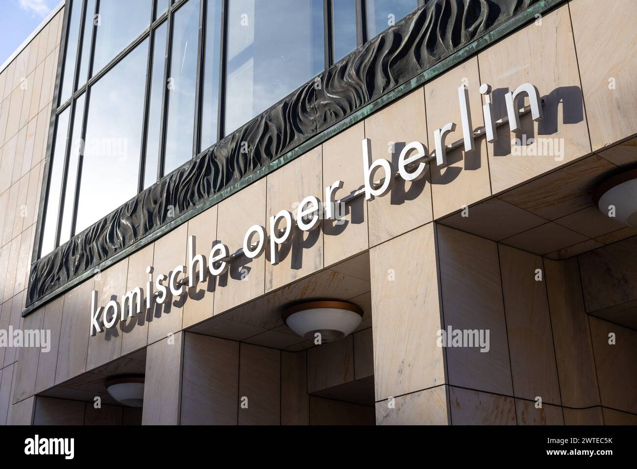 Die Komische Oper a Berlino ist ein Opernhaus in der Behrenstraße im Berliner Ortsteil Mitte. 17.03.2024, Berlin, GER - Schriftzug an der Komischen Oper in Berlin., Berlin Deutschland, DEU Komische Oper **** The Komische Oper in Berlin è un teatro dell'opera a Behrenstraße nel quartiere Mitte di Berlino 17 03 2024, Berlino, GER lettering on the Komische Oper in Berlin , Berlino Berlino Germania, DEU Komische Oper Foto Stock