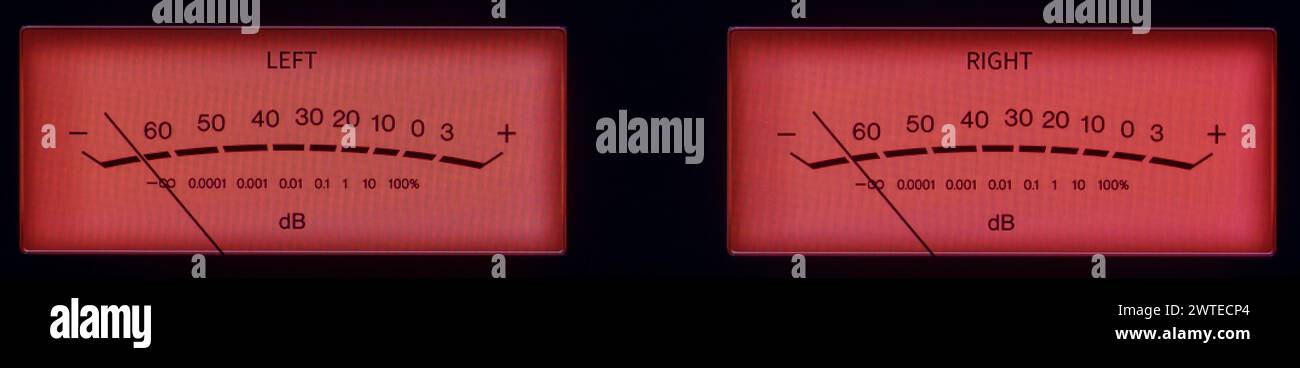 Misuratori audio con unità a doppio volume che si illuminano al buio con tonalità rosse. Foto Stock