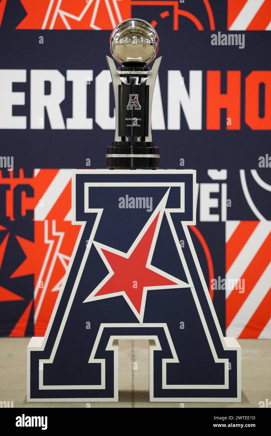 Fort Worth, Texas, Stati Uniti. 17 marzo 2024. Il trofeo per le finali di pallacanestro del campionato maschile dell'American Athletic Conference si trova sotto i sedili e dietro il campo della Dickies Arena domenica pomeriggio per le finali del campionato AAC per la pallacanestro maschile. Il vincitore della partita tra i Temple Owls e gli UAB Blazers riceverà il trofeo e pugnalerà il biglietto per March Madness. (Immagine di credito: © Brian McLean/ZUMA Press Wire) SOLO PER USO EDITORIALE! Non per USO commerciale! Foto Stock