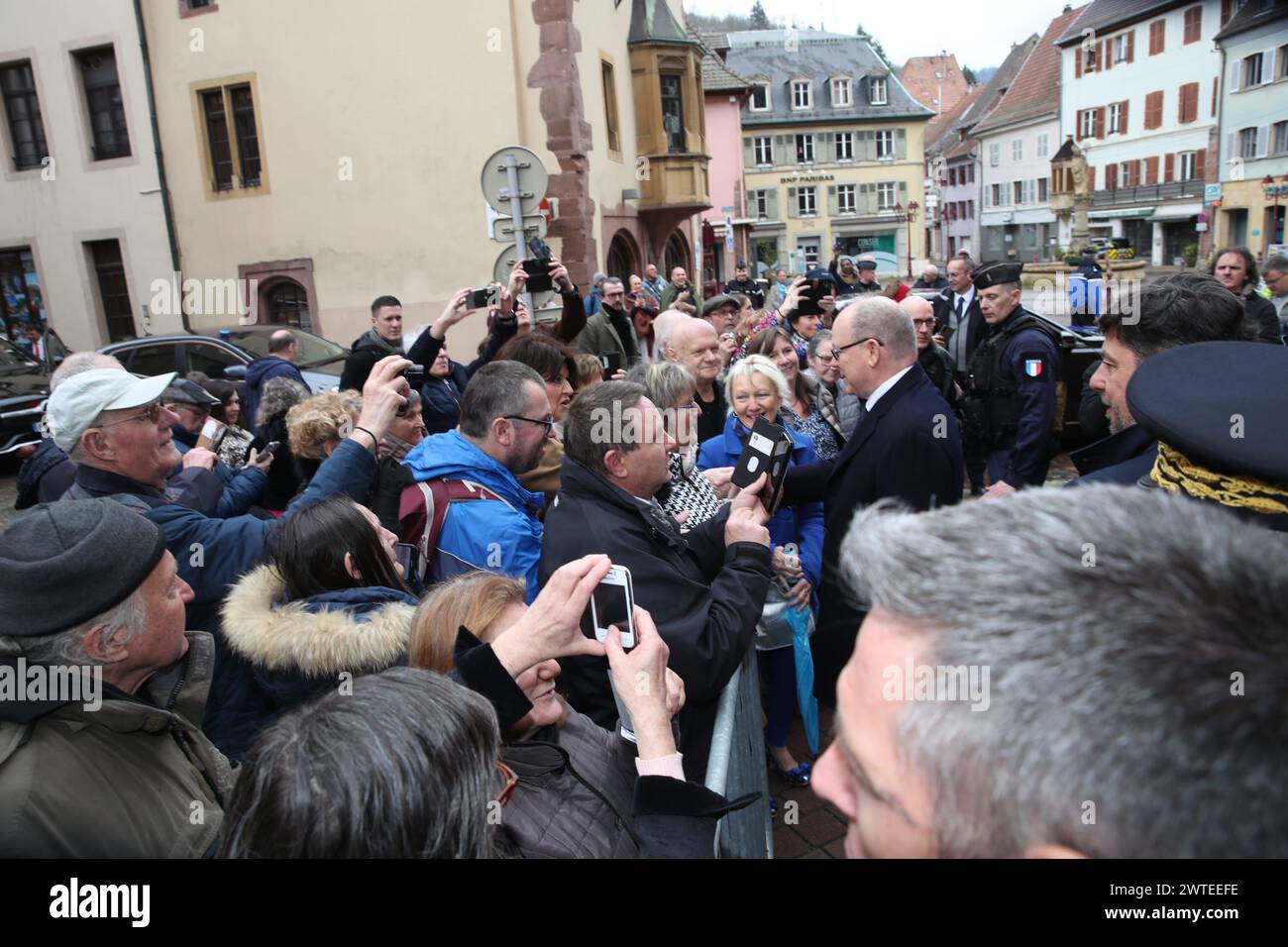 Thann, Francia. 17 marzo 2024. © PHOTOPQR/l'ALSACE/Vincent VOEGTLIN ; Thann ; 17/03/2024 ; le Prince Albert II de Monaco accueillis par de nombreux thannois à sa sortie de la collégiale de Thann, à Thann le 17 mars 2024. - Il Principe Alberto II di Monaco e la Principessa Charlene di Monaco hanno effettuato una visita ufficiale a Thann il 17 marzo 2024 credito: MAXPPP/Alamy Live News Foto Stock