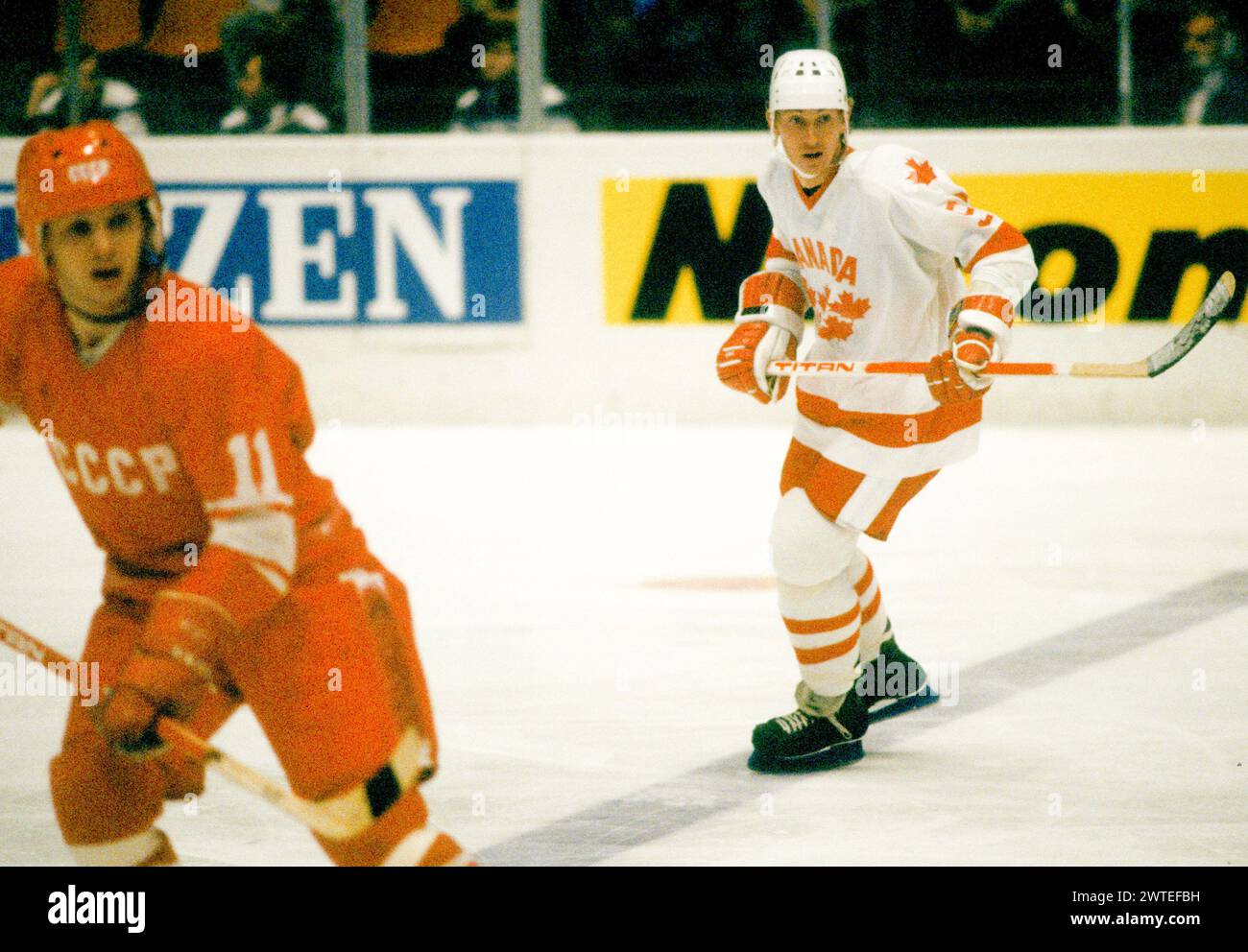 WAYNE GRETSKY giocatore canadese di hockey su ghiaccio durante il campionato del mondo contro l'Unione Sovietica a Helsinki in Finlandia Foto Stock