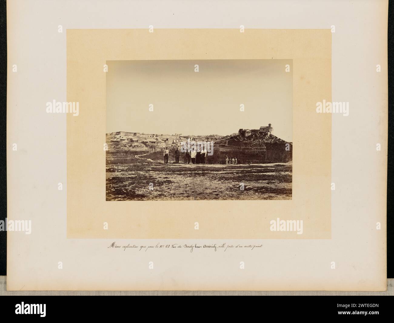 Bordj Bou Arreridj. Félix Jacques Moulin, fotografo (francese, 1802 - 1875) 1865 una vista della città, Bordj Bou Arreridj. Un gruppo di uomini sta in mezzo con gli edifici dietro di loro a sinistra e un castello verso destra. (Recto, foglio) centro inferiore, inchiostro nero: "même explication que pour le n° 23 Rue de Bordj Bou Arreridj, ville juise d'un autre point"; Foto Stock