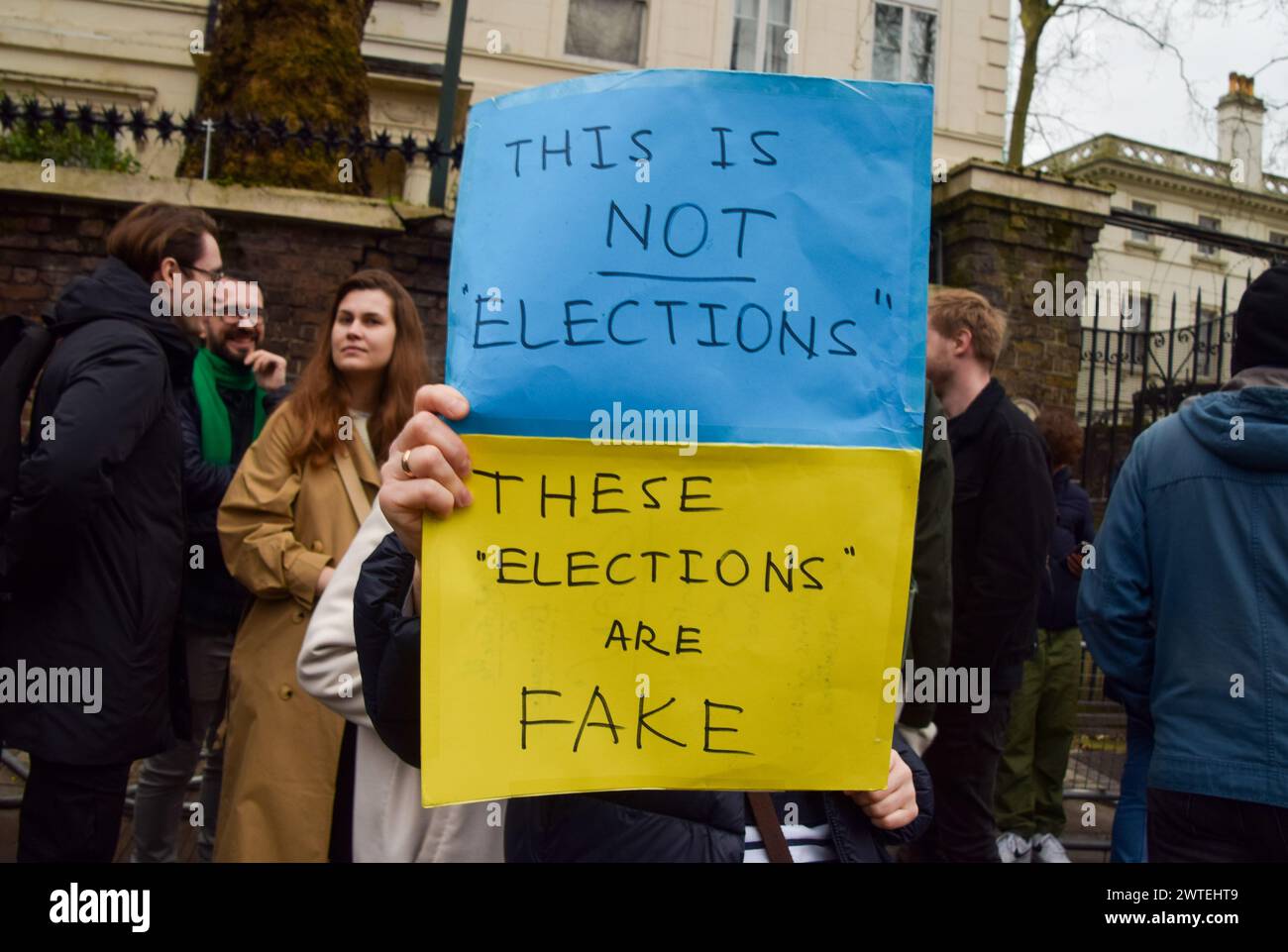 Londra, Regno Unito. 17 marzo 2024. I manifestanti anti anti-Putin si riuniscono fuori dall'ambasciata russa a Londra mentre le elezioni si svolgono in Russia. Crediti: Vuk Valcic/Alamy Live News Foto Stock