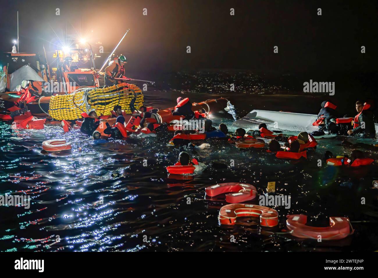 Zona RAS libica, Libia. 16 marzo 2024. Il team MSF sta salvando le persone dal mare dopo la barca su cui stavano viaggiando. Durante la notte del 16 marzo 2024, l'equipaggio MSF ha intercettato una piccola barca in vetroresina piena di migranti che navigavano verso l'Europa nella zona SAR libica. La barca aveva più di 60 persone a bordo, tra cui molte donne e bambini. Al momento del salvataggio la nave si trovava già in condizioni molto precarie e durante le operazioni si capovolse. (Foto di Simone Boccaccio/SOPA Images/Sipa USA) credito: SIPA USA/Alamy Live News Foto Stock