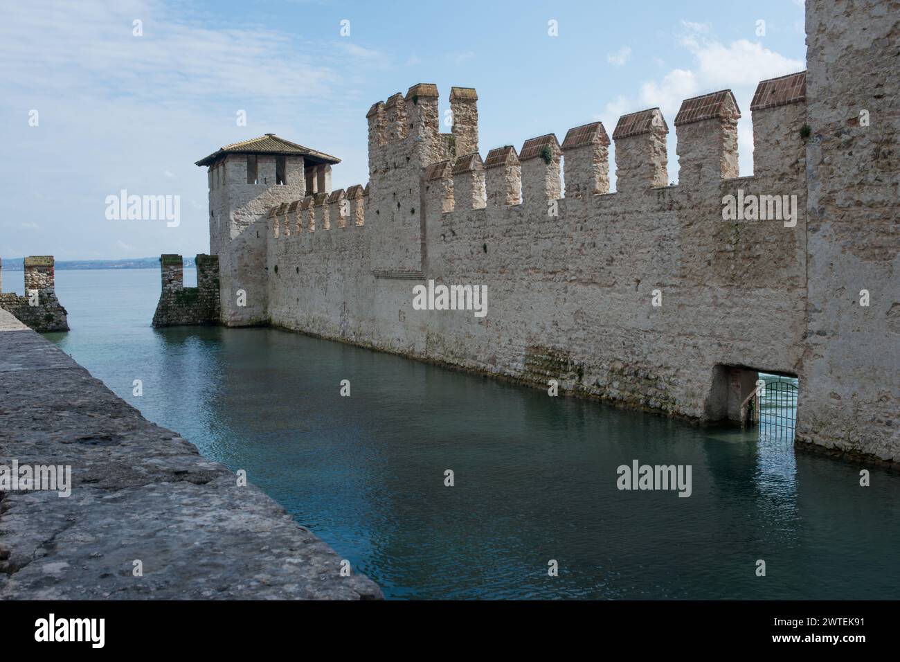 Pittoresca fortezza sul lago di Garda a Sirmione, Italia Foto Stock