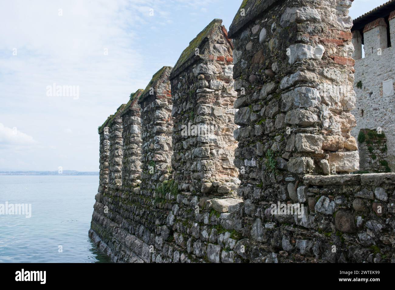 Primo piano della fortezza medievale in pietra a Sirmione, Lago di Garda, Italia Foto Stock