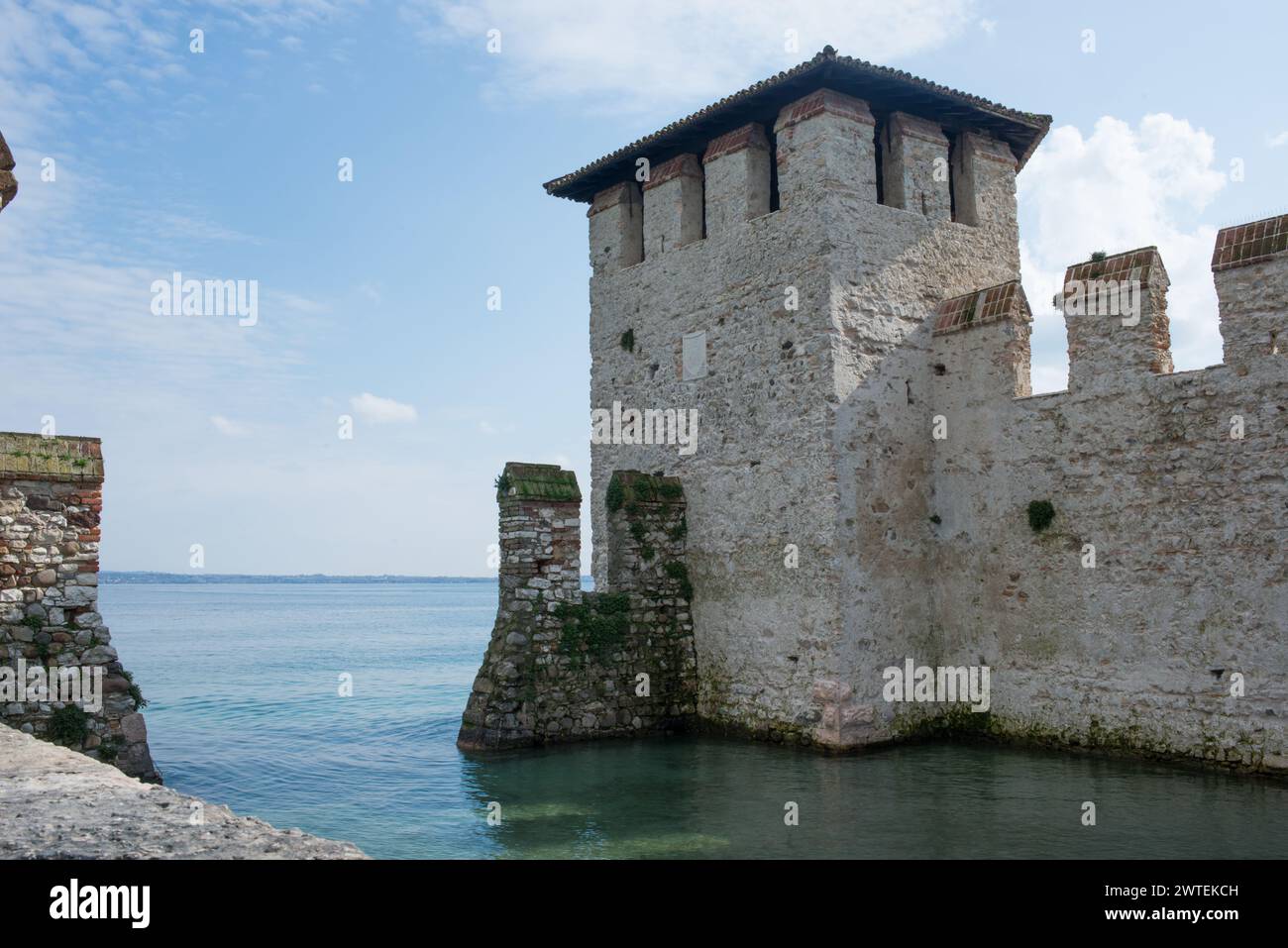 Pittoresca fortezza sul lago di Garda a Sirmione, Italia Foto Stock