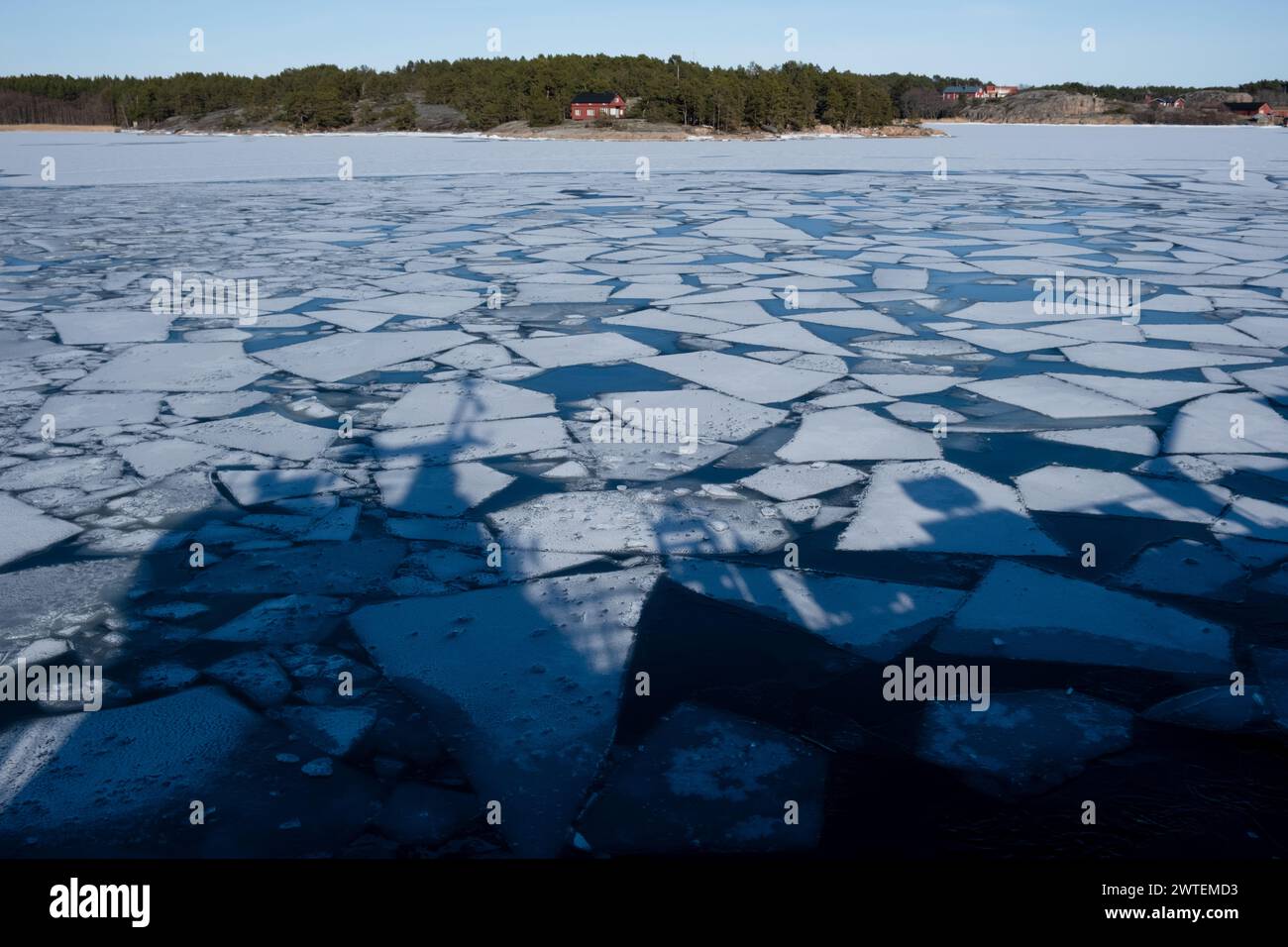 BELLISSIMO GHIACCIO MARINO, TRAGHETTO LOCALE MS UTÖ, ARCIPELAGO DI TURKU: Viste dei modelli nel ghiaccio marino nello splendido arcipelago di Turku in una giornata invernale di sole e frizzante dal ponte del traghetto gratuito MS Utö. INFO: L'arcipelago di Turku, situato nel Mar Baltico al largo della costa sud-occidentale della Finlandia, comprende migliaia di isole e isolotti. I suoi paesaggi pittoreschi, punteggiati da pittoreschi villaggi e monumenti storici, attraggono visitatori alla ricerca di tranquillità, avventure all'aperto e fascino marittimo. Foto Stock