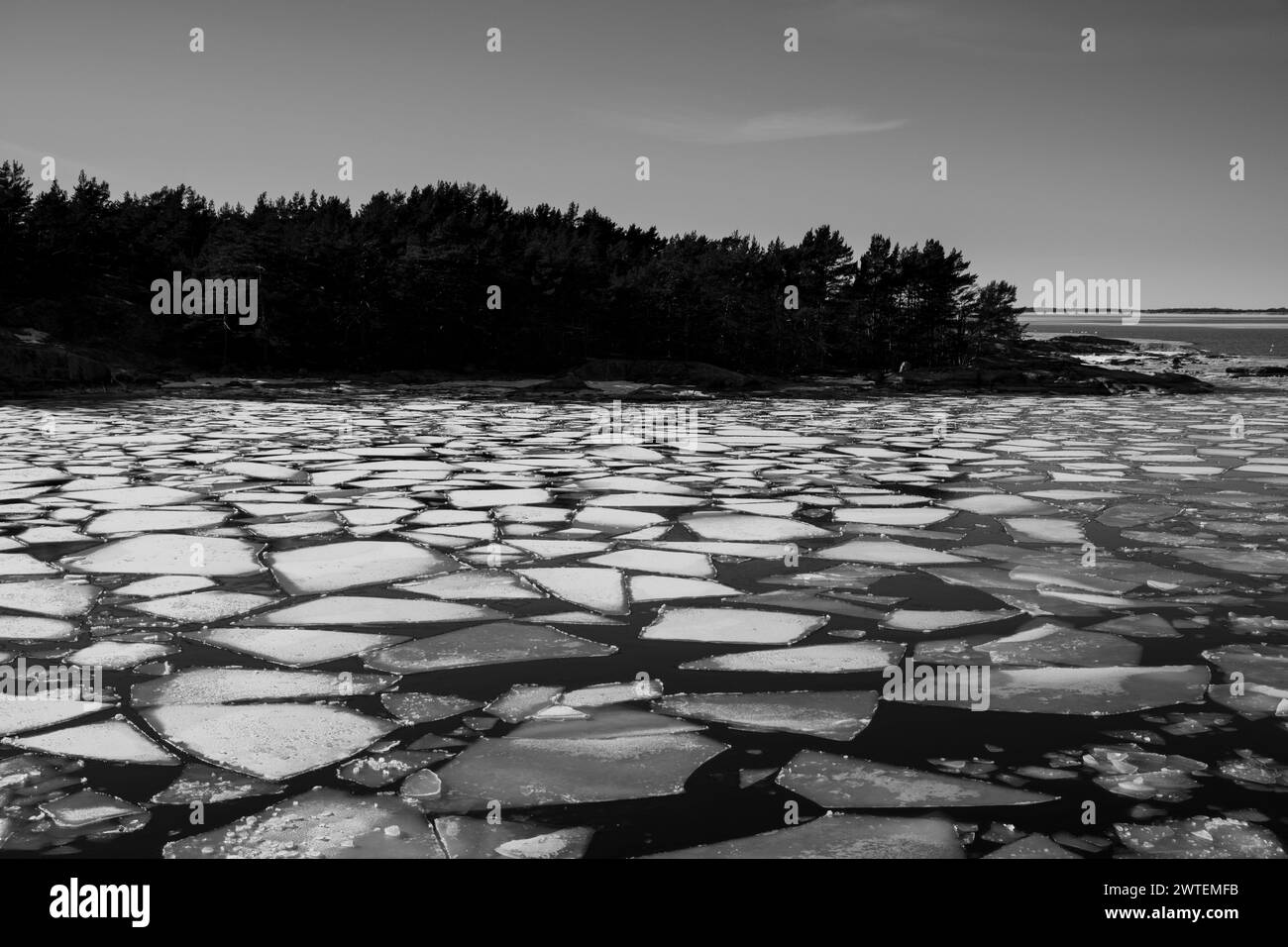 BELLISSIMO GHIACCIO MARINO, TRAGHETTO LOCALE MS UTÖ, ARCIPELAGO DI TURKU: Viste dei modelli nel ghiaccio marino nello splendido arcipelago di Turku in una giornata invernale di sole e frizzante dal ponte del traghetto gratuito MS Utö. INFO: L'arcipelago di Turku, situato nel Mar Baltico al largo della costa sud-occidentale della Finlandia, comprende migliaia di isole e isolotti. I suoi paesaggi pittoreschi, punteggiati da pittoreschi villaggi e monumenti storici, attraggono visitatori alla ricerca di tranquillità, avventure all'aperto e fascino marittimo. Foto Stock