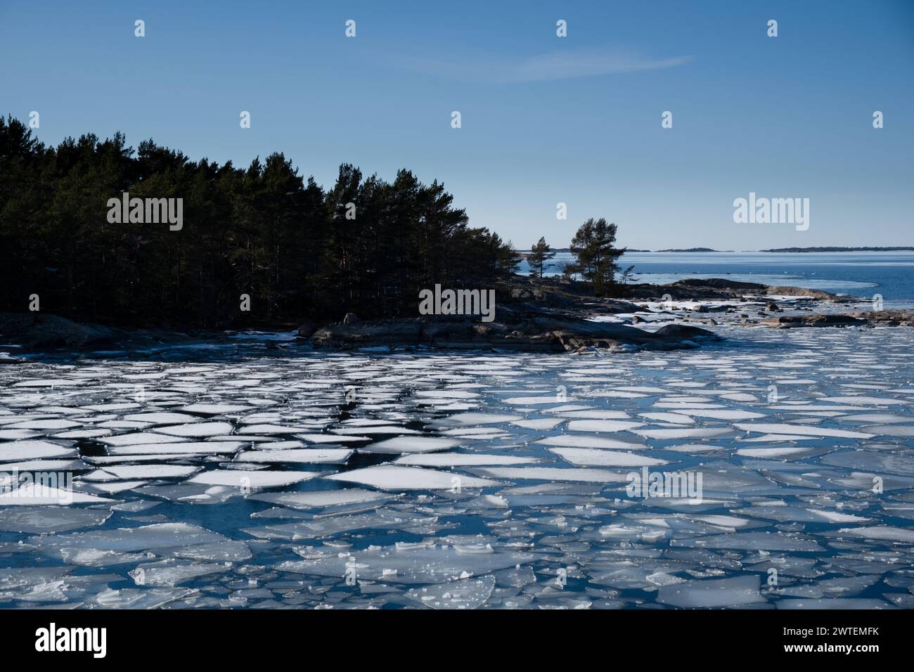 BELLISSIMO GHIACCIO MARINO, TRAGHETTO LOCALE MS UTÖ, ARCIPELAGO DI TURKU: Viste dei modelli nel ghiaccio marino nello splendido arcipelago di Turku in una giornata invernale di sole e frizzante dal ponte del traghetto gratuito MS Utö. INFO: L'arcipelago di Turku, situato nel Mar Baltico al largo della costa sud-occidentale della Finlandia, comprende migliaia di isole e isolotti. I suoi paesaggi pittoreschi, punteggiati da pittoreschi villaggi e monumenti storici, attraggono visitatori alla ricerca di tranquillità, avventure all'aperto e fascino marittimo. Foto Stock