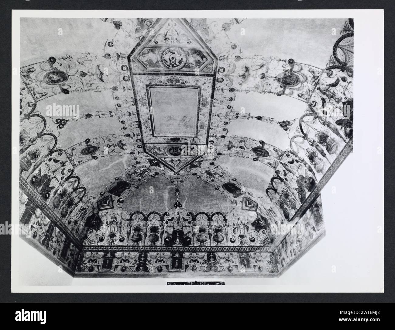 Emilia-Romagna Ferrara Ferrara Palazzina di Marfisa3. Hutzel, Max 1960-1990 Post-medievale: Ampia copertura sia interna che esterna, con vista del pozzo con stemma estense; affreschi decorativi; armadio in legno, veneziano del tardo XVI secolo; dipinti su tela; camino con manifattura scolpita, scuola lombarda, XVI secolo; scultura, veneziana del XVI secolo (?) E lombardo; cassone in legno intagliato, italiano del nord, XV secolo; dipinti su soffitto e parete: E un quadro su tavola fotografo e studioso tedesco Max Hutzel (1911-1988) fotografato in Italia dai primi anni '1960 un Foto Stock