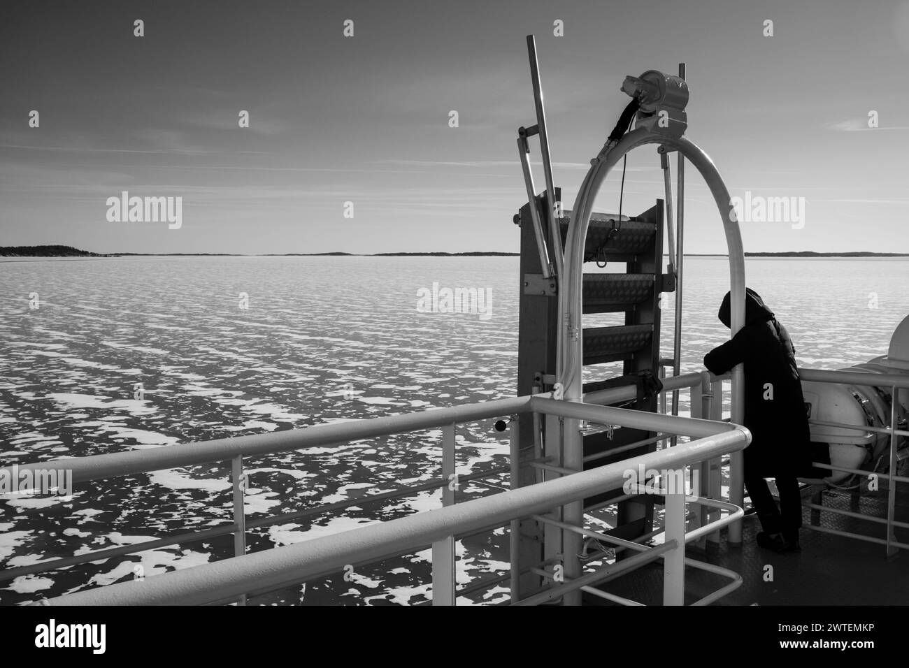 TRAGHETTO PER L'ARCIPELAGO, MS UTÖ, ARCIPELAGO di TURKU: I passeggeri ammirano le vedute dei flussi di ghiaccio scintillanti nel bellissimo arcipelago di Turku in una giornata invernale di sole e frizzante dal traghetto gratuito MS Utö. INFO: L'arcipelago di Turku, situato nel Mar Baltico al largo della costa sud-occidentale della Finlandia, comprende migliaia di isole e isolotti. I suoi paesaggi pittoreschi, punteggiati da pittoreschi villaggi e monumenti storici, attraggono visitatori alla ricerca di tranquillità, avventure all'aperto e fascino marittimo. Foto Stock