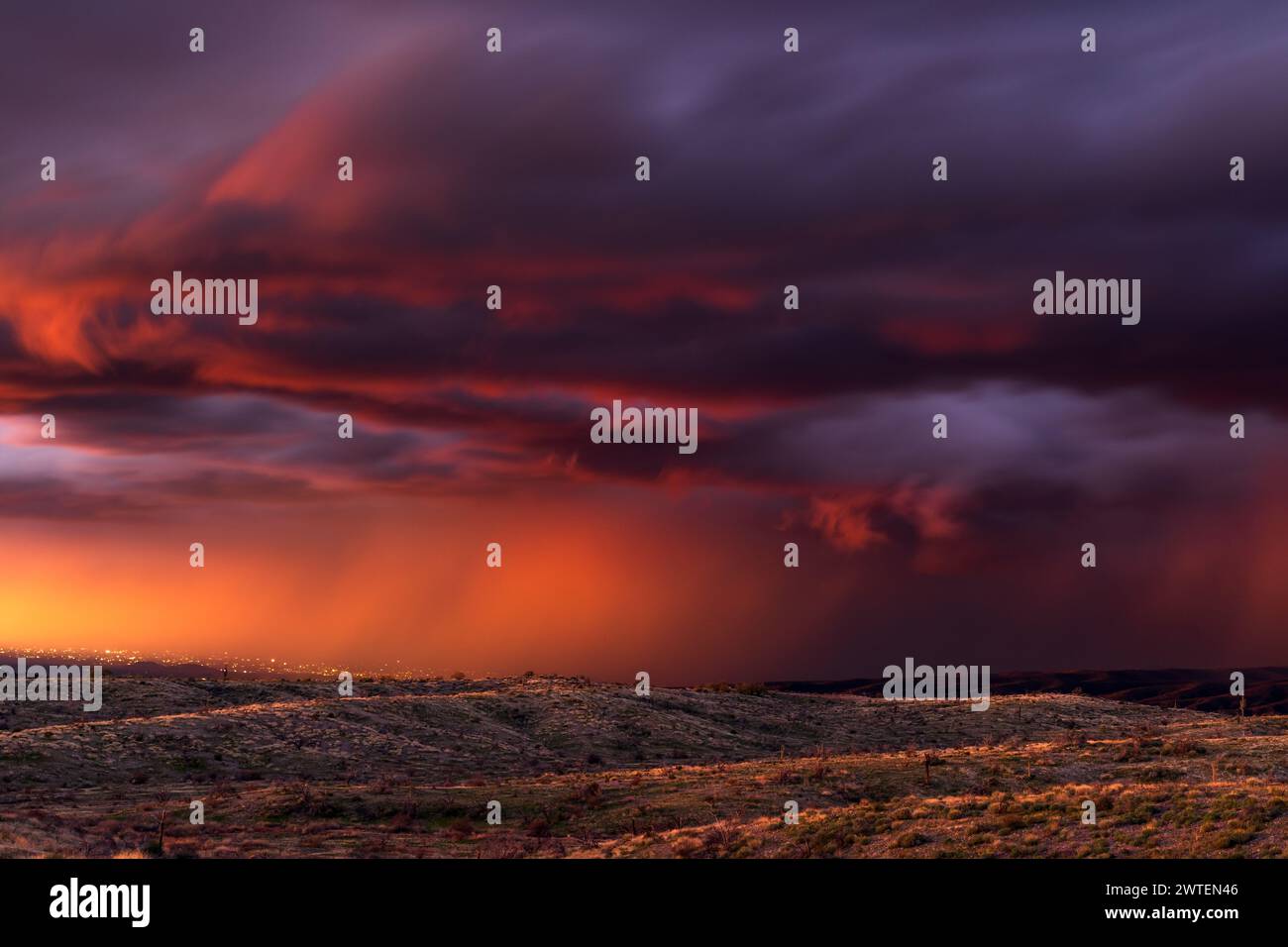 Cielo tempestoso al tramonto con nuvole scure e spettacolari e pioggia nel deserto vicino a Rio Verde, Arizona Foto Stock