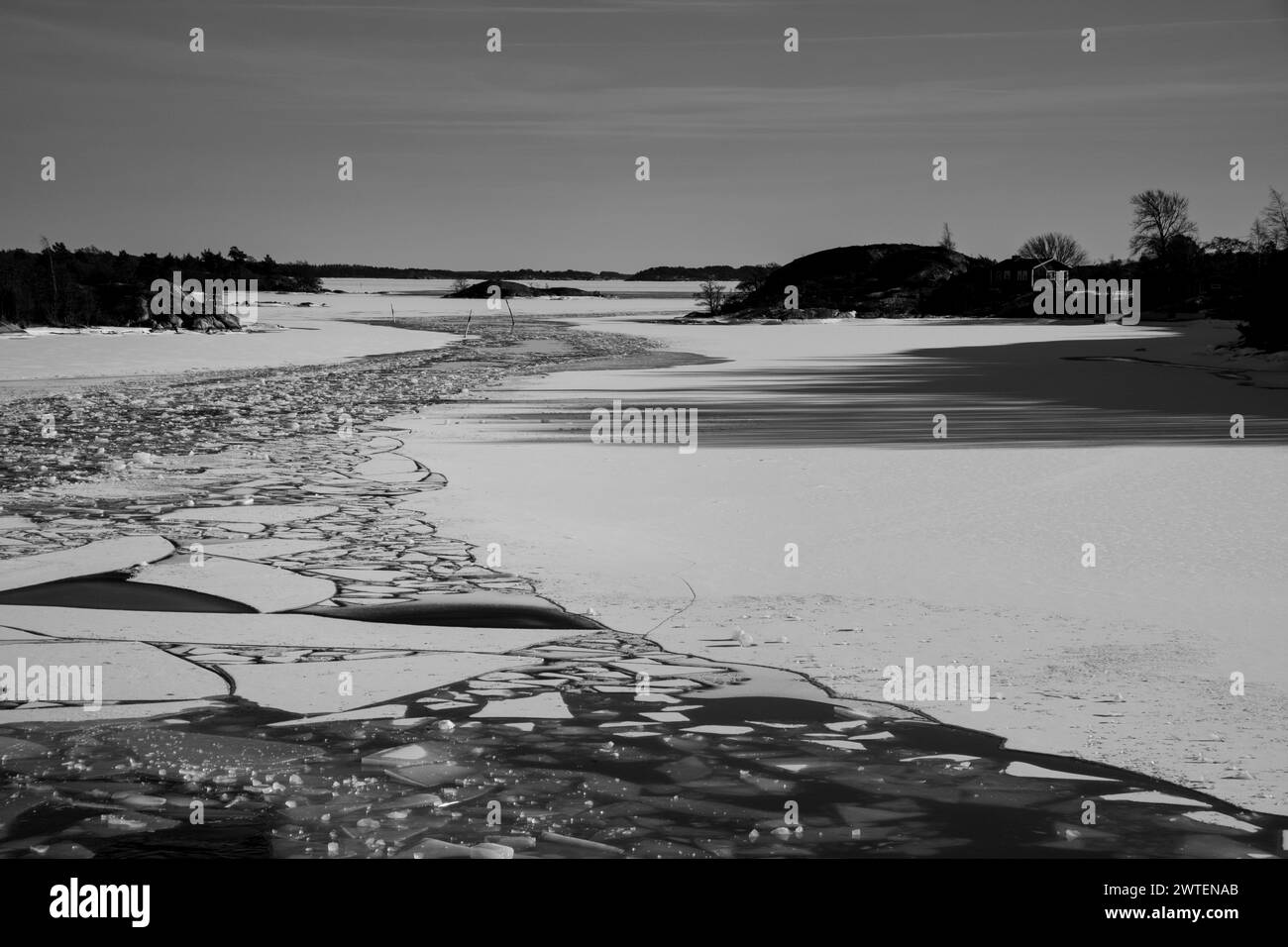 ISOLA di BERGHAMN, TRAGHETTO MS UTÖ, ARCIPELAGO di TURKU: Il traghetto gratuito MS Utö per l'arcipelago visita l'isola di Berghamn nel bellissimo arcipelago di Turku in una fresca giornata invernale di sole. INFO: L'arcipelago di Turku, situato nel Mar Baltico al largo della costa sud-occidentale della Finlandia, comprende migliaia di isole e isolotti. I suoi paesaggi pittoreschi, punteggiati da pittoreschi villaggi e monumenti storici, attraggono visitatori alla ricerca di tranquillità, avventure all'aperto e fascino marittimo. Foto Stock