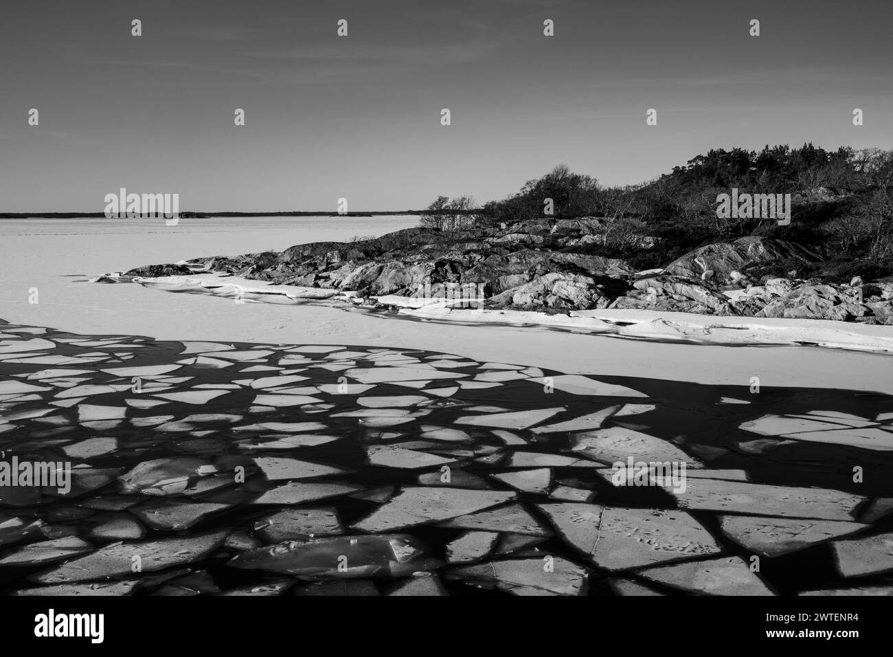 GHIACCIO MARINO, TRAGHETTO LOCALE MS UTÖ, ARCIPELAGO DI TURKU: Viste dei modelli nel ghiaccio marino nello splendido arcipelago di Turku in una giornata invernale di sole e frizzante dal ponte del traghetto gratuito MS Utö. INFO: L'arcipelago di Turku, situato nel Mar Baltico al largo della costa sud-occidentale della Finlandia, comprende migliaia di isole e isolotti. I suoi paesaggi pittoreschi, punteggiati da pittoreschi villaggi e monumenti storici, attraggono visitatori alla ricerca di tranquillità, avventure all'aperto e fascino marittimo. Foto Stock