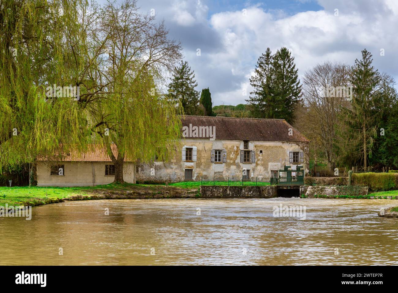Villaggio di Mareuil-sur-Ourcq in Francia. Vista dal fiume. Foto Stock