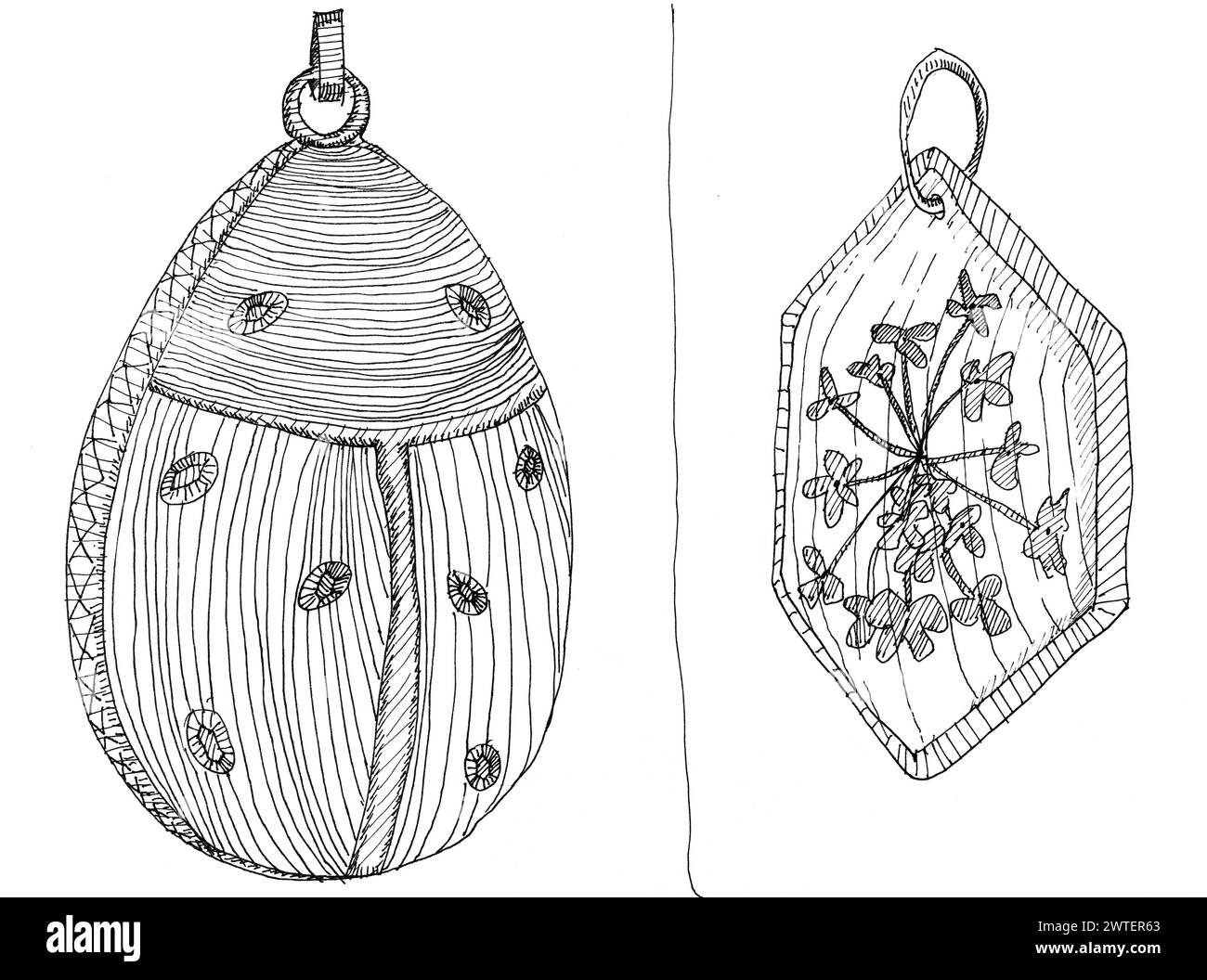 schizzi di due diversi ciondoli disegnati a mano con inchiostro nero su carta bianca Foto Stock