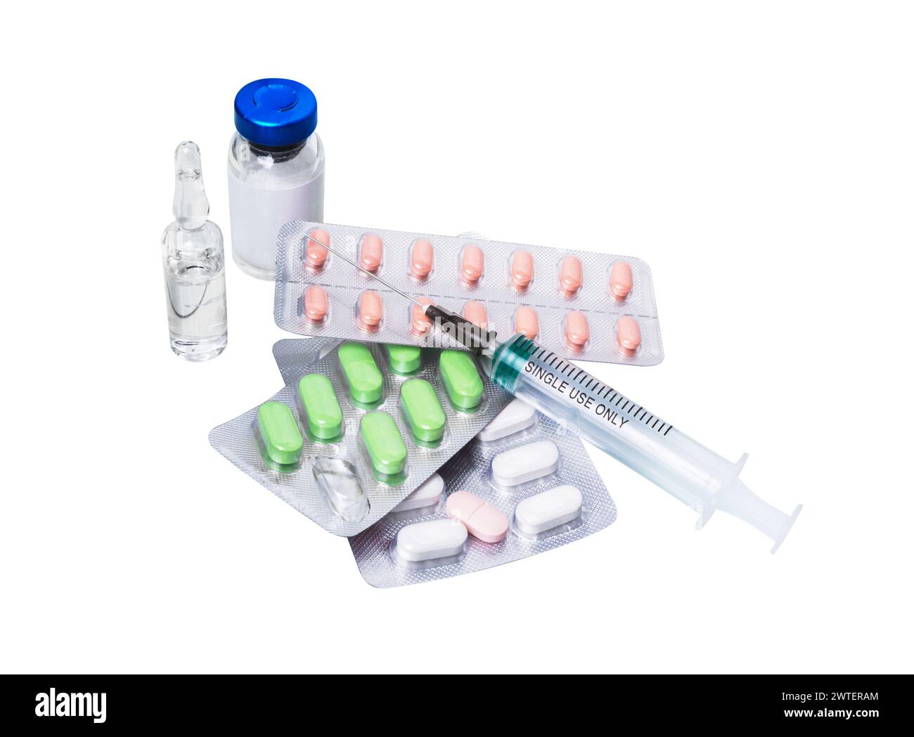 Siringa medica e fiale, pillole isolate su sfondo bianco. Foto Stock