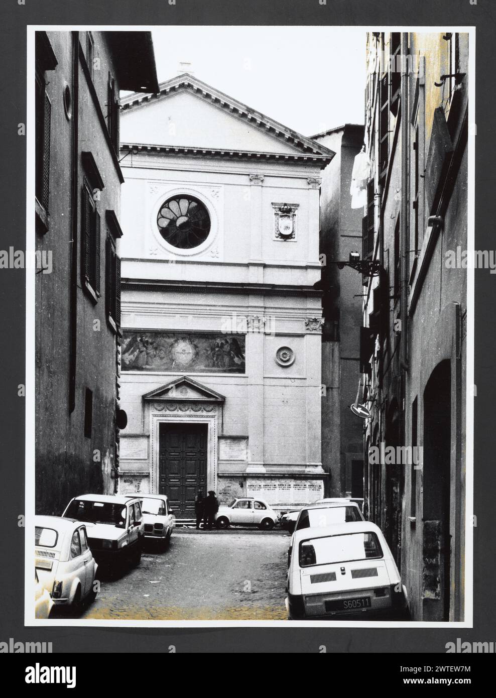 Lazio Roma via Giulia8. Hutzel, massimo 1960-1990 vedute di chiese, portali e facciate di edifici non identificati. Tre vedute della facciata di S. Filippo Neri. Una veduta della facciata dello Spirito Santo dei Napoletani, una chiesa del XVI secolo restaurata nel 1700 da Carlo Fontana e nel 1853 da Antonio Cipolla. Note generali: Alcuni dei panorami potrebbero essere dei monumenti di via di Monserrato. Il fotografo e studioso tedesco Max Hutzel (1911-1988) fotografò in Italia dai primi anni '1960 fino alla sua morte. Il risultato di questo progetto, citato da Hutzel come foto Arte minore, è un'accurata documentazione di art Historical dev Foto Stock