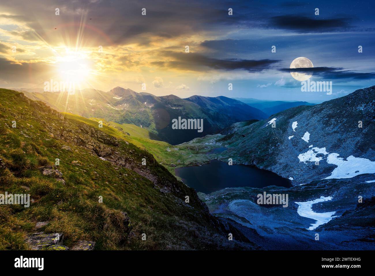solstizio d'estate nelle montagne della romania. bellissimo paesaggio con lago capra e neve sulle colline sotto un cielo con sole e luna. giorno e notte Foto Stock