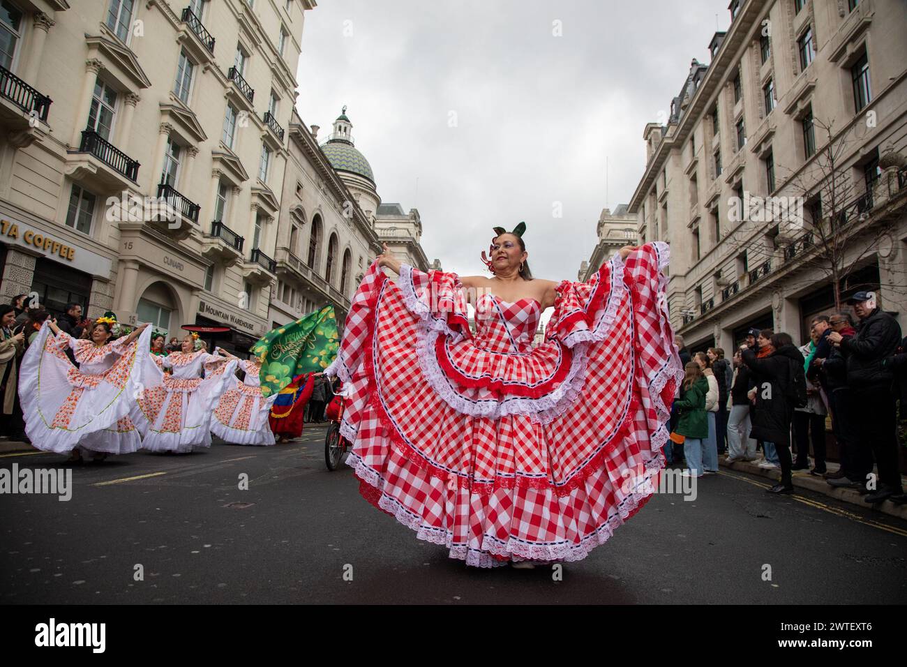 Londra, Regno Unito. 17 marzo 2024. Migliaia di persone si sono riunite nel centro di Londra per l'annuale St. Parata del giorno di Patrick. Crediti: Kiki Streitberger/Alamy Live News Foto Stock