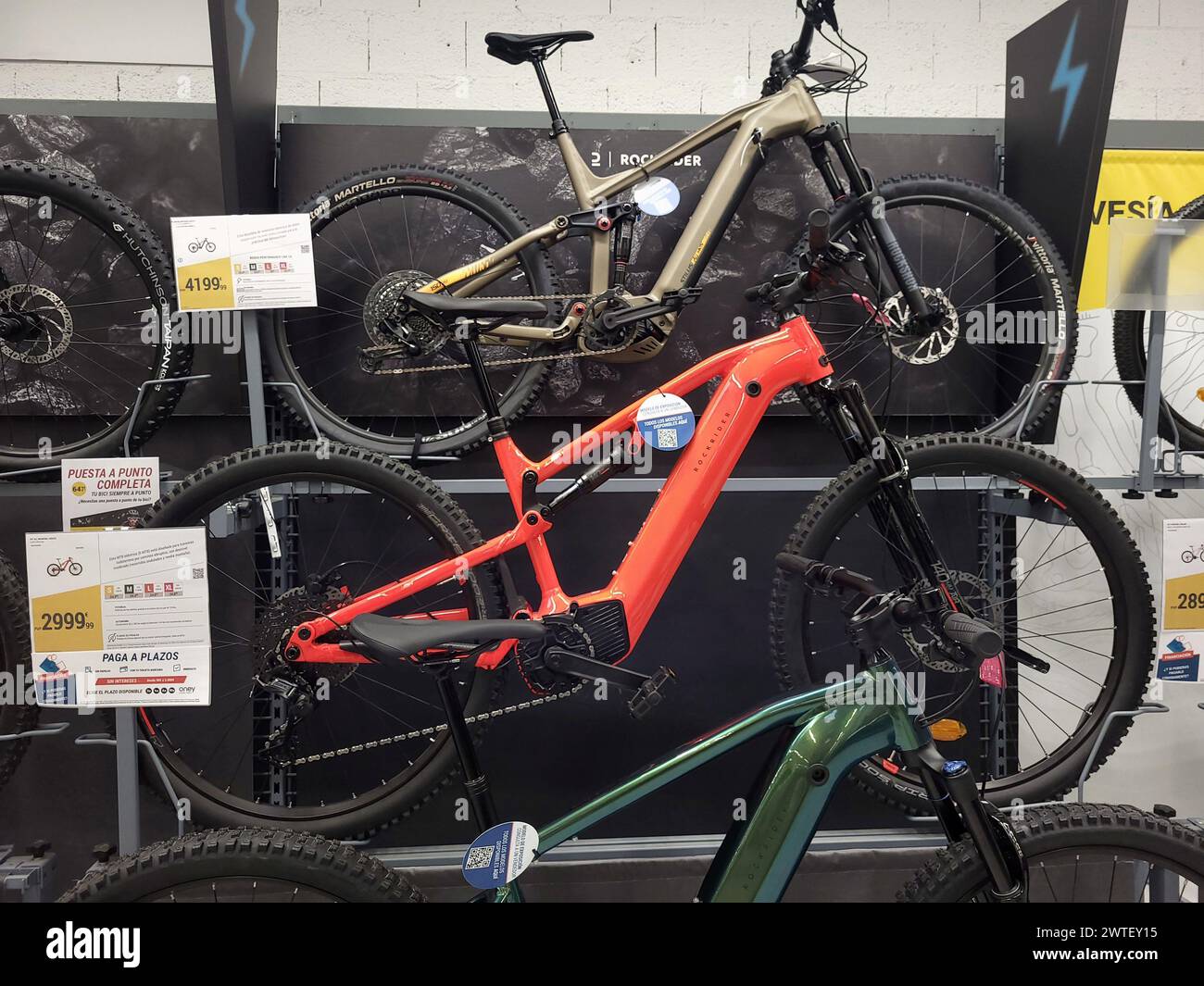 Mountain bike elettriche presso il negozio Decathlon di Mijas Costa, Málaga, Spagna. Foto Stock