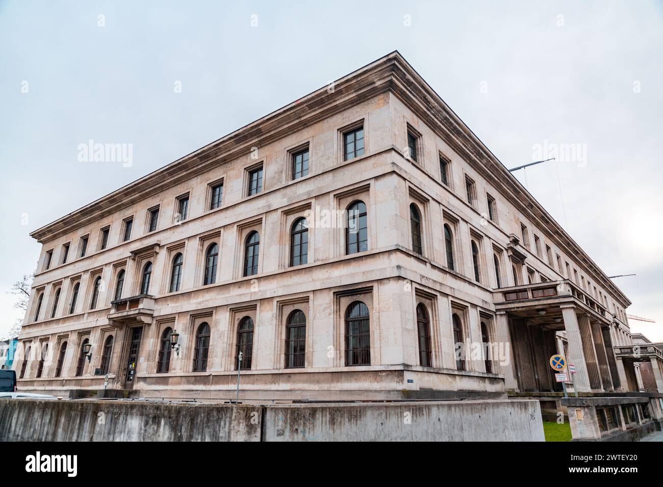 Monaco di Baviera, Germania - 23 dicembre 2021: Il Führerbau è un edificio storicamente significativo a Maxvorstadt, che attualmente ospita l'Università di musica e per Foto Stock