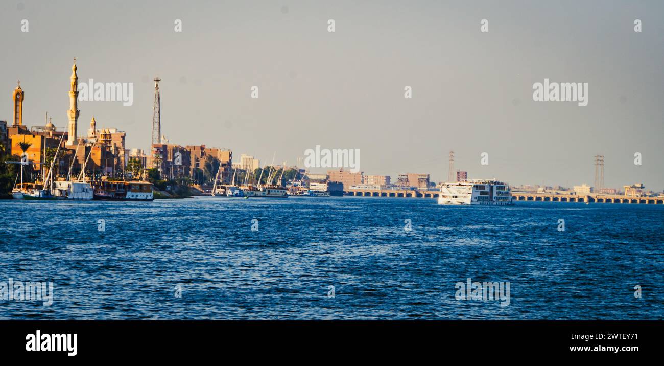 Avvicinandosi alla chiusa di Esna che controlla il flusso dell'acqua del Nilo per immagazzinare l'acqua per l'agricoltura e migliorare la navigazione nel fiume Foto Stock