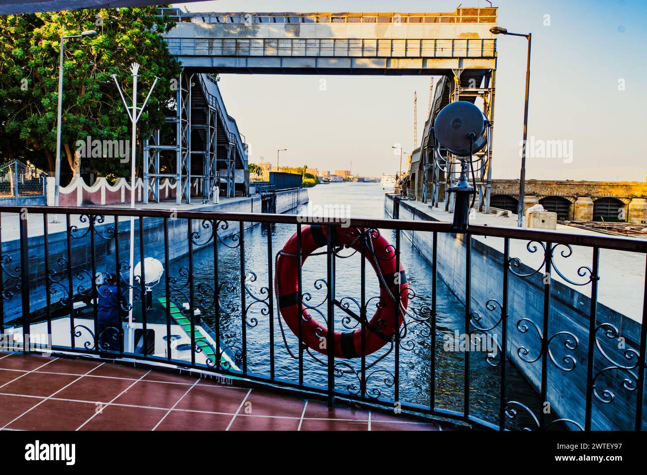 Avvicinandosi alla chiusa di Esna che controlla il flusso dell'acqua del Nilo per immagazzinare l'acqua per l'agricoltura e migliorare la navigazione nel fiume Foto Stock