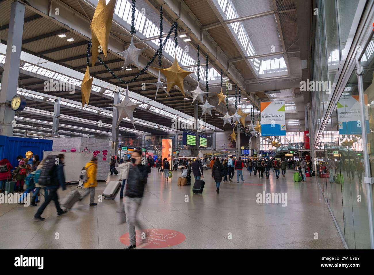Monaco di Baviera, Germania - 25 dicembre 2021: La stazione centrale di Monaco è la stazione ferroviaria principale della città di Monaco. Vista interna da Foto Stock
