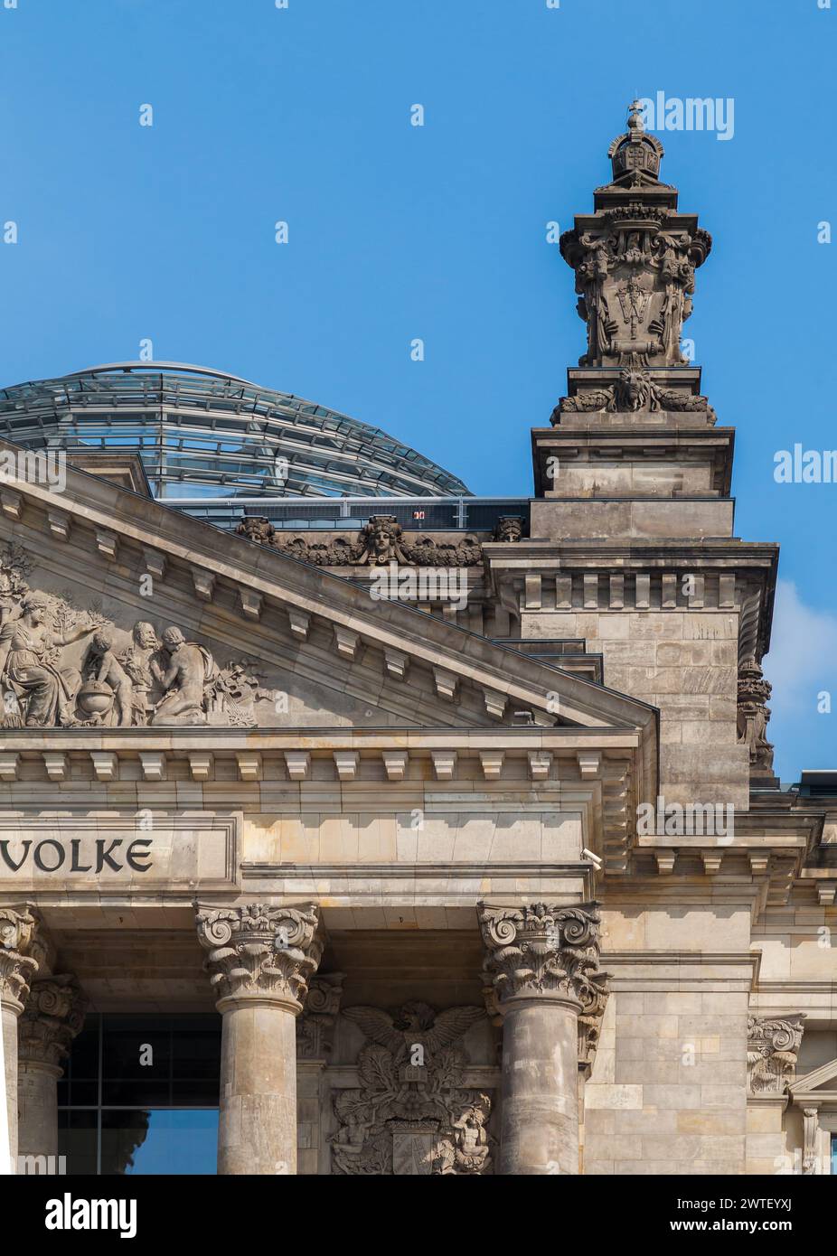 Dettaglio del Reichstag, Berlino, Germania. DEM Deutschen Volke significa per il popolo tedesco Foto Stock