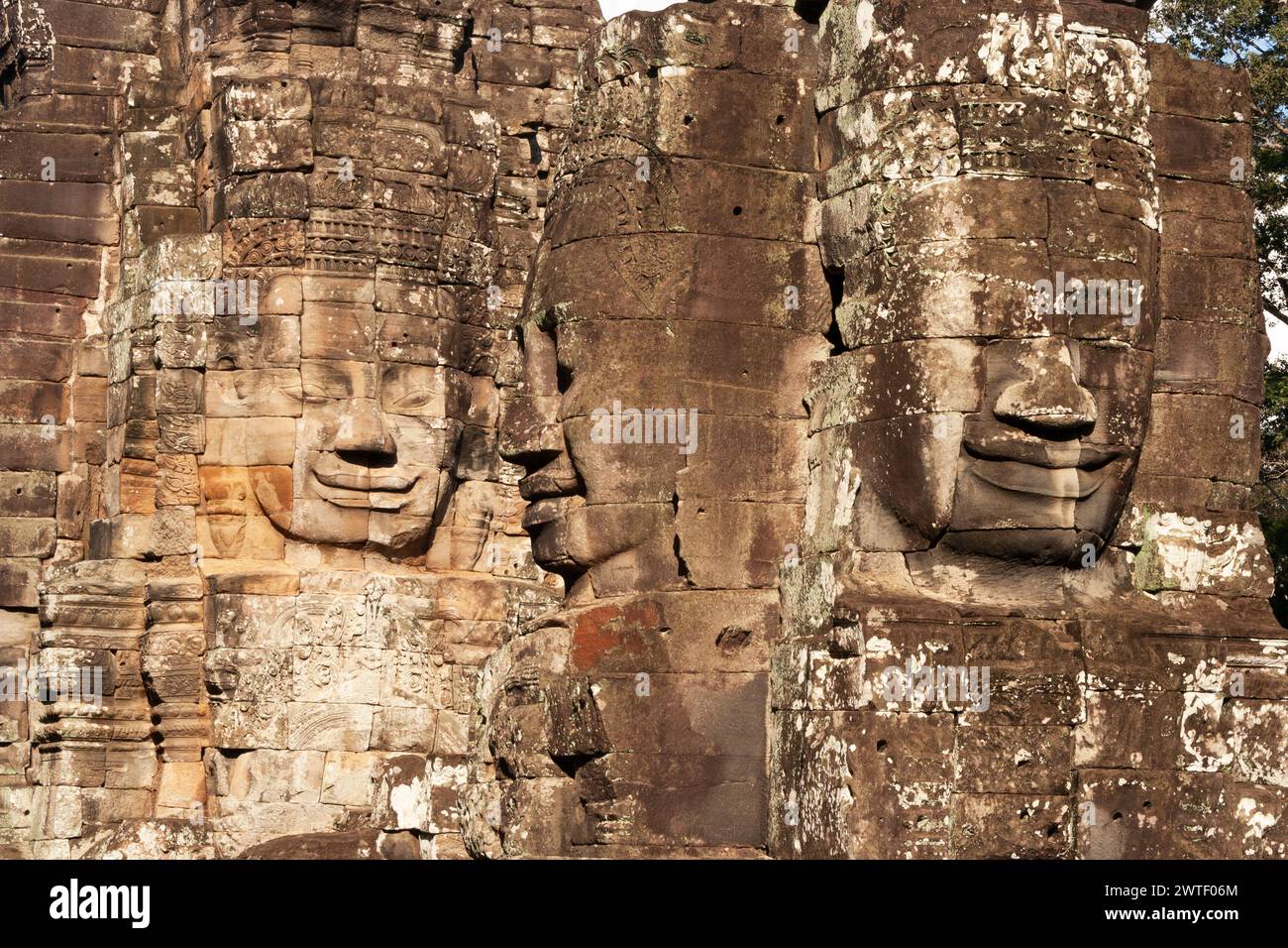 Il Buddha sorridente si affaccia sul tempio Bayon di Angkor Thom vicino a Siem Reap in Cambogia nel sud-est asiatico Foto Stock