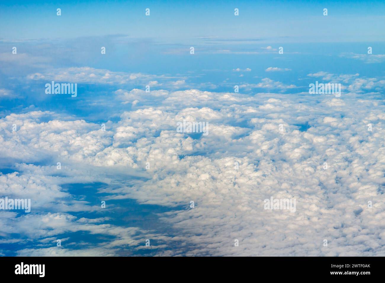 Sfondo nuvole bianche e argentate, vista dall'aereo Foto Stock