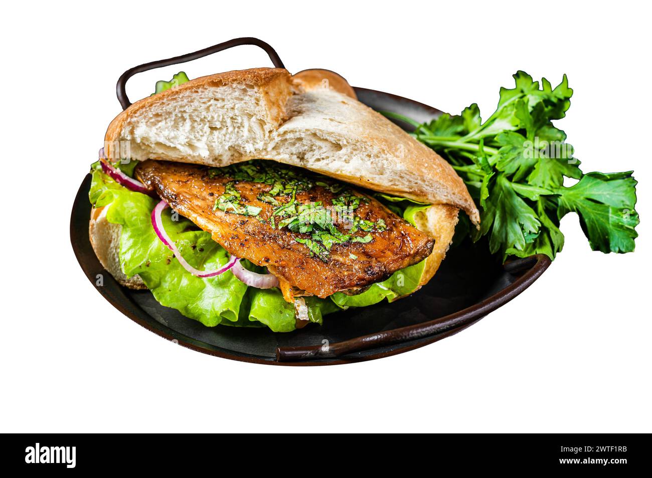 Sandwich balik Ekmek con filetto di sgombro grigliato, pomodori, cipolle e lattuga. Isolato su sfondo bianco. Vista dall'alto Foto Stock