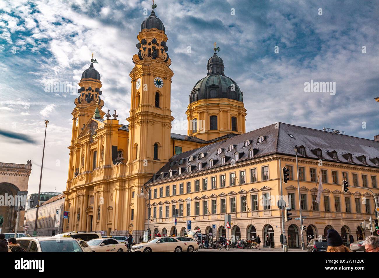 Monaco di Baviera, Germania - 24 dicembre 2021: La Chiesa Teatina di San Cajetan and Adelaide è una chiesa cattolica a Monaco di Baviera, in Germania. Costruito dal 1663 a 1 Foto Stock