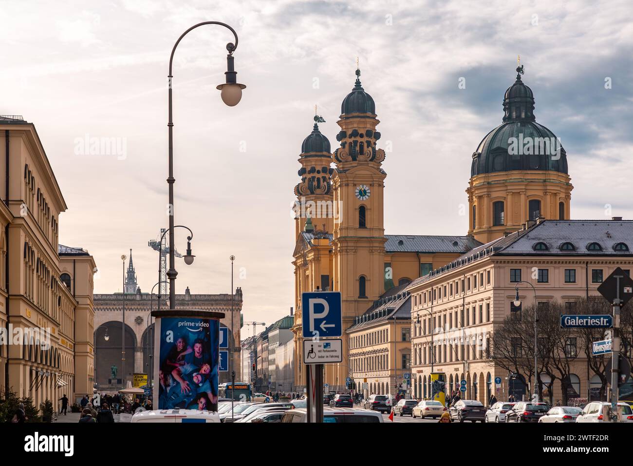 Monaco di Baviera, Germania - 24 dicembre 2021: La Chiesa Teatina di San Cajetan and Adelaide è una chiesa cattolica a Monaco di Baviera, in Germania. Costruito dal 1663 a 1 Foto Stock