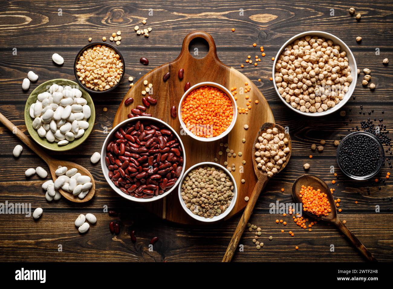 Vari tipi di legumi, fagioli, lenticchie, ceci e piselli, vista dall'alto Foto Stock