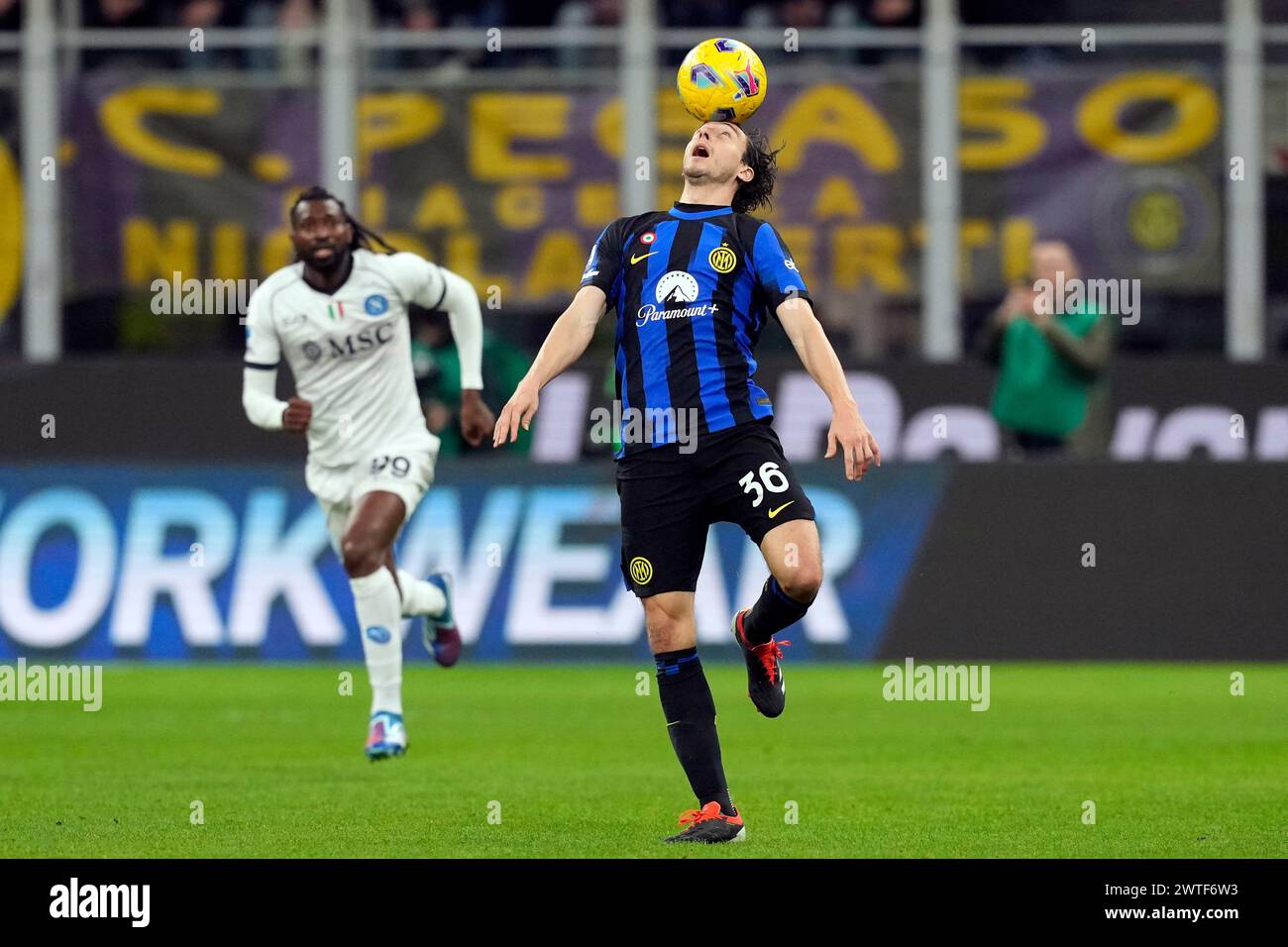 Inter Milan's Matteo Darmian controls the ball during the Serie A soccer match between Inter Milan and Napoli at the San Siro Stadium, in Milan, Italy, Sunday, March 17, 2024. (AP Photo/Antonio Calanni) Foto Stock